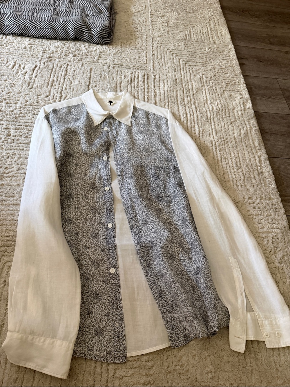 Men's White & Gray Patterned Long-Sleeve Button-Down Shirt